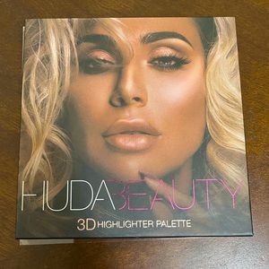 Huda Beauty 3D highlighter palette
